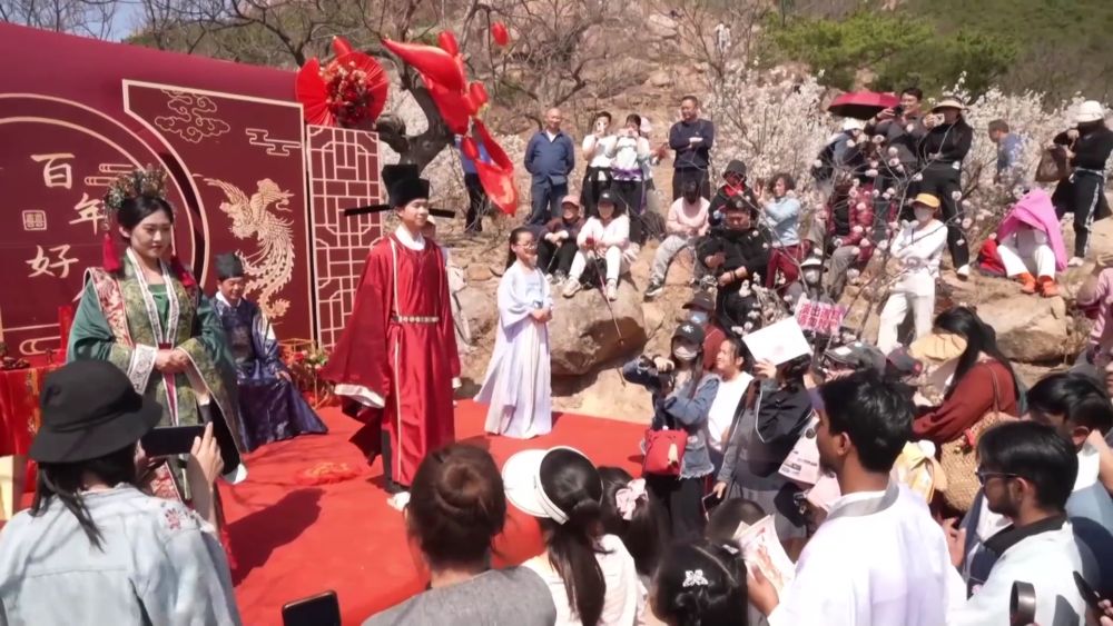 九游娱乐新华视点｜清明赏花文旅热 点燃消费新引擎(图2)
