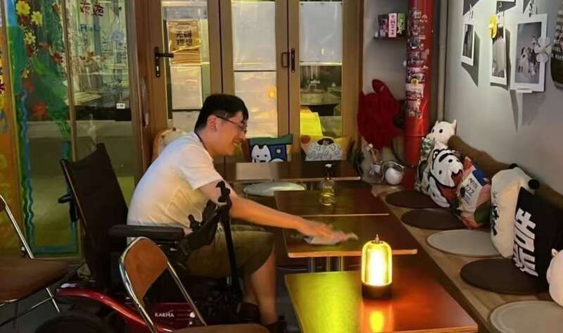 30平米的无障碍酒吧里我们将偏见折叠九游娱乐又摊开(图5)