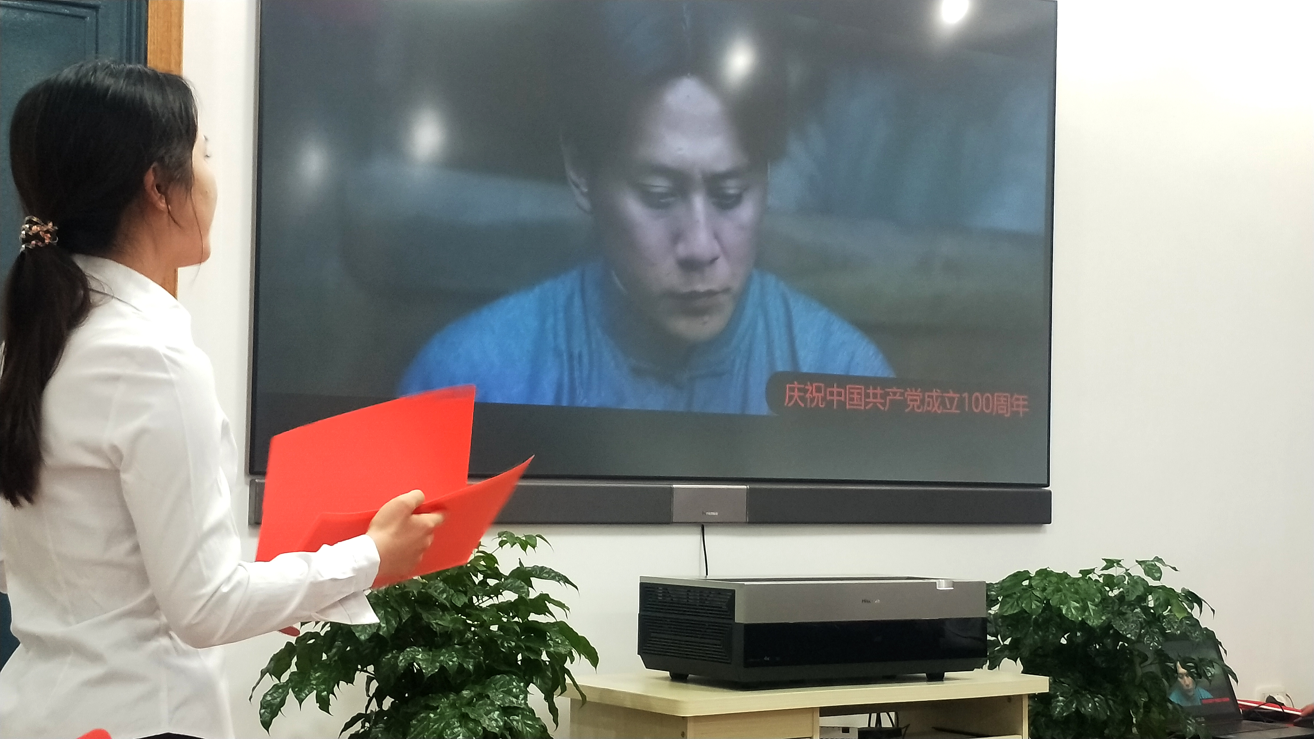 九游娱乐金像影后为电影《寻秦记》配音好友听不出主演贺岁电影将上映