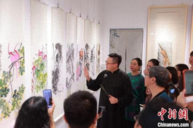 九游娱乐以“四世同堂”巧思展刘少白师生绘画作品(图1)