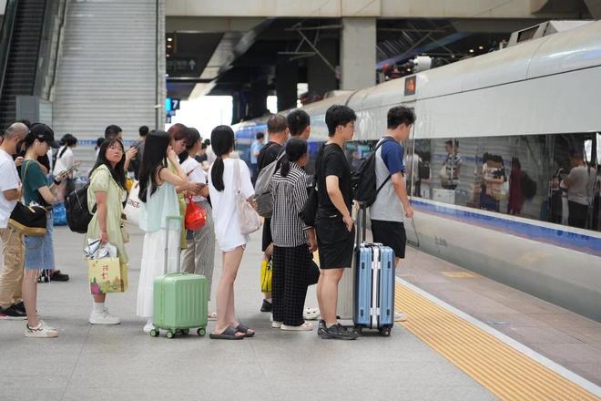 新生可通过123九游娱乐06最多为3人预约购票！同行旅客身份不限(图1)