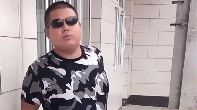 河北校草三年吃成410斤睡塌三床长黑九游娱乐斑靠吃播年入300万引热议(图5)