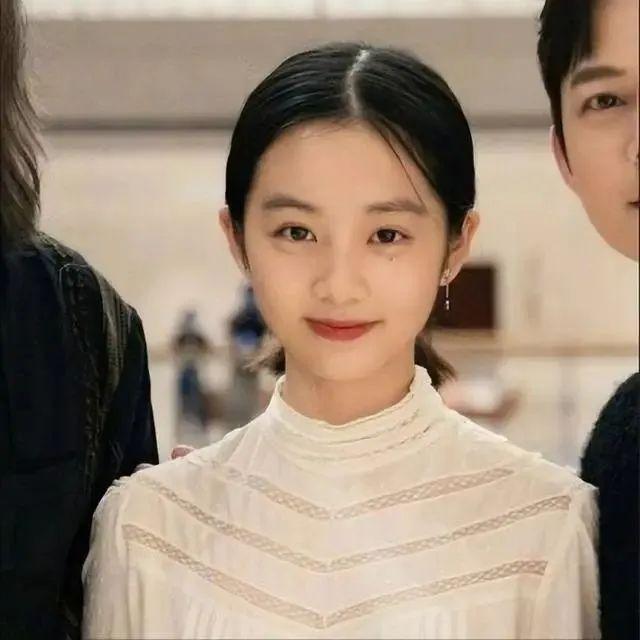 顶配资源加持却遭质疑！黄多多进圈是星二代特权还是实力使然？九游娱乐(图5)