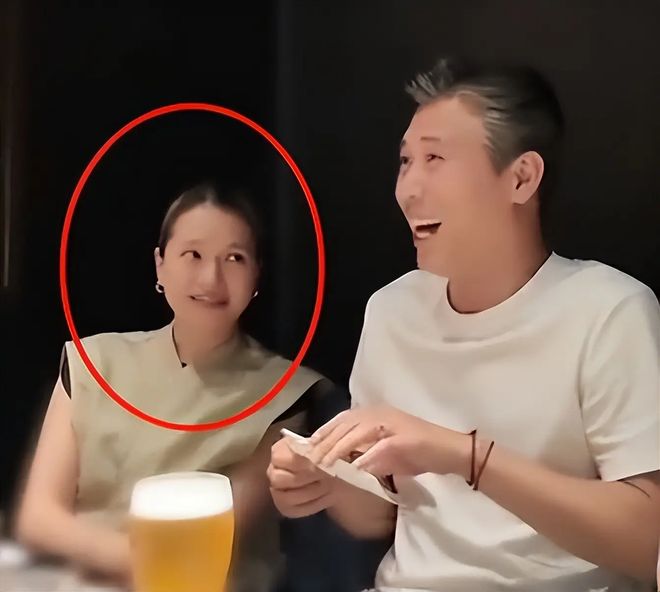 李九游娱乐乃文妻子是杨婷两人相识于中央戏剧学院校园恋情发展为夫妻(图1)
