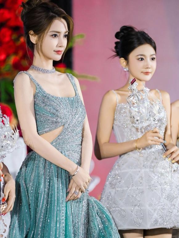 九游娱乐杨颖去澳门给网红颁奖现场合影照曝光仅离婚3年落差简直太大(图2)