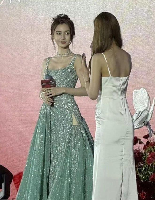 九游娱乐杨颖去澳门给网红颁奖现场合影照曝光仅离婚3年落差简直太大(图4)