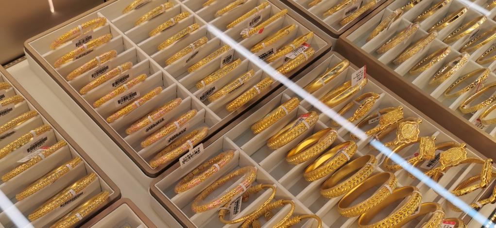 九游娱乐新华调查丨“金包银”火了能放心“入”吗？(图1)