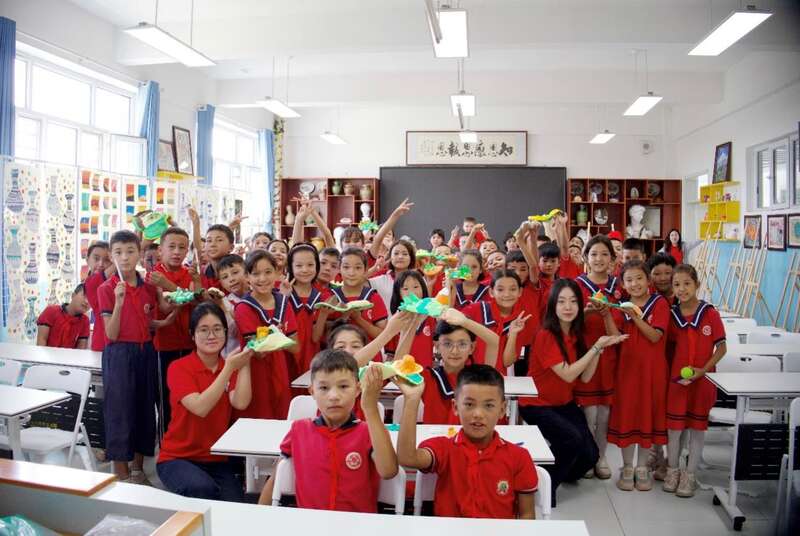 九游娱乐华南师大学子走进新疆疏附 开展科学小课堂(图1)