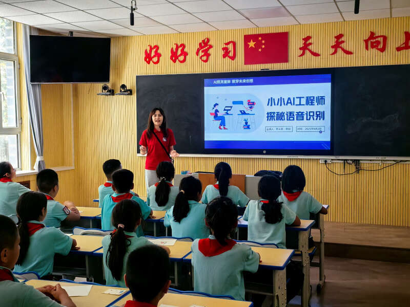 九游娱乐华南师大学子走进新疆疏附 开展科学小课堂(图3)