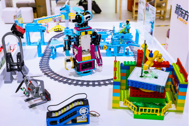 新东方亮相2025服贸会创新成果展现教育生态新活力九游娱乐(图3)