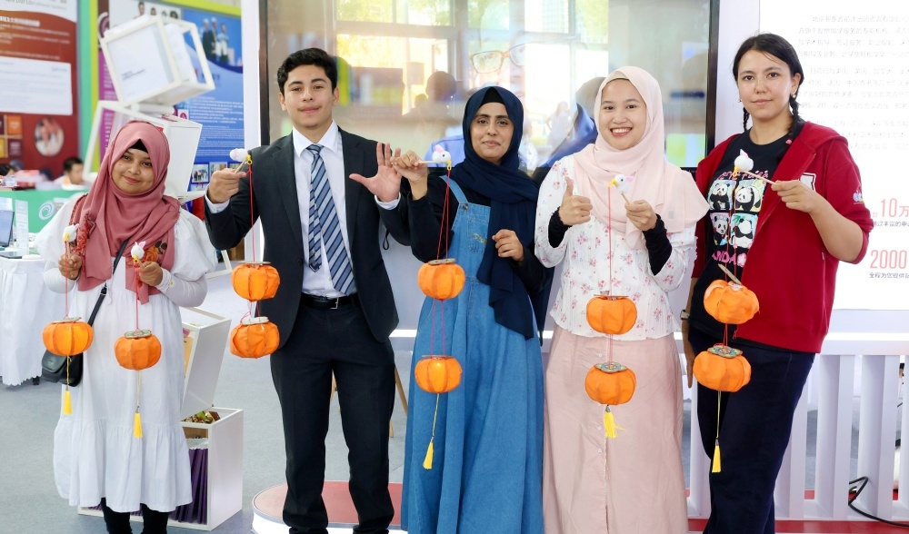 新东方亮相2025服贸会 创新成果展现九游娱乐教育生态新活力(图8)