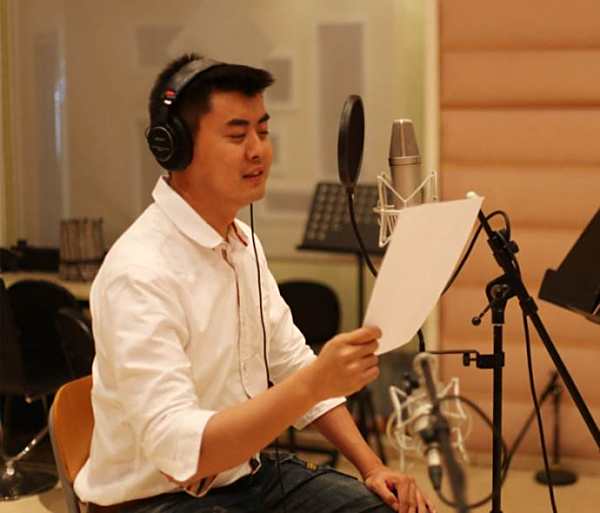 季冠霖：声音的魔法！天津配音演员的灵魂共振带你揭秘幕后九游娱乐故事！(图1)