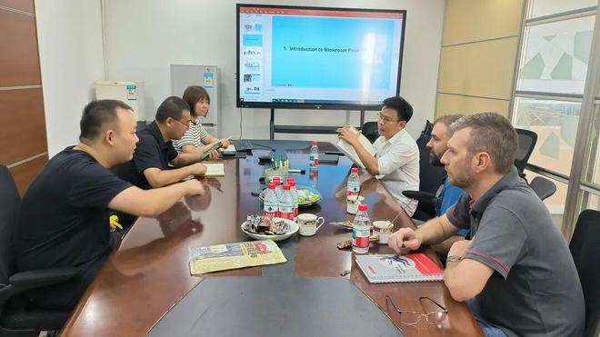 聚焦新型梳棉机技术：卓郎智能海外工程师九游娱乐赴常州工厂开展专项培训(图1)