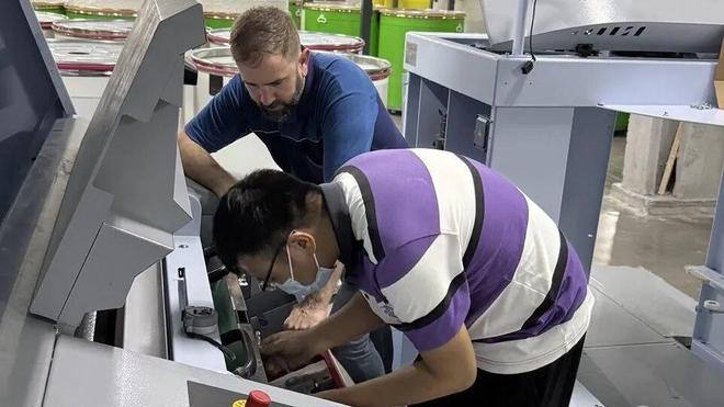 聚焦新型梳棉机技术：卓郎智能海外工程师九游娱乐赴常州工厂开展专项培训(图3)
