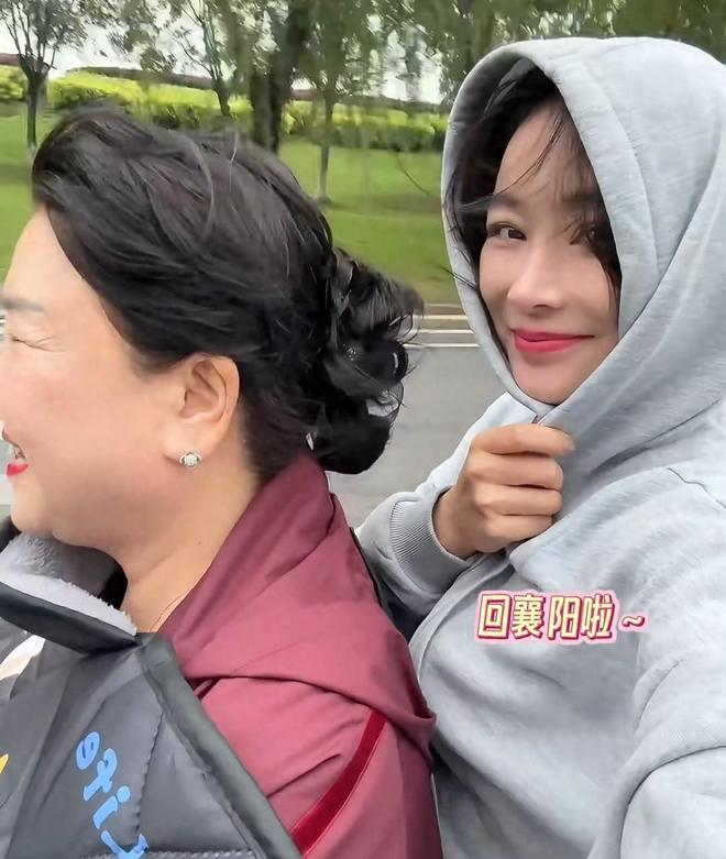 九游娱乐演员袁姗姗回襄阳坐妈妈电动车逛街一路狂吃早餐干3种主食