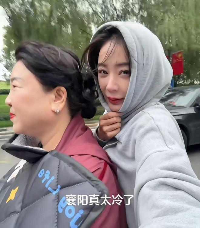 九游娱乐演员袁姗姗回襄阳坐妈妈电动车逛街一路狂吃早餐干3种主食(图2)