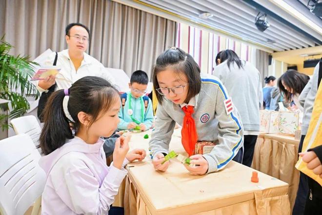 解码居九游娱乐住基因、社区空间再造、未来居住畅想……杨浦青少年探索“我们的美好生活”(图3)