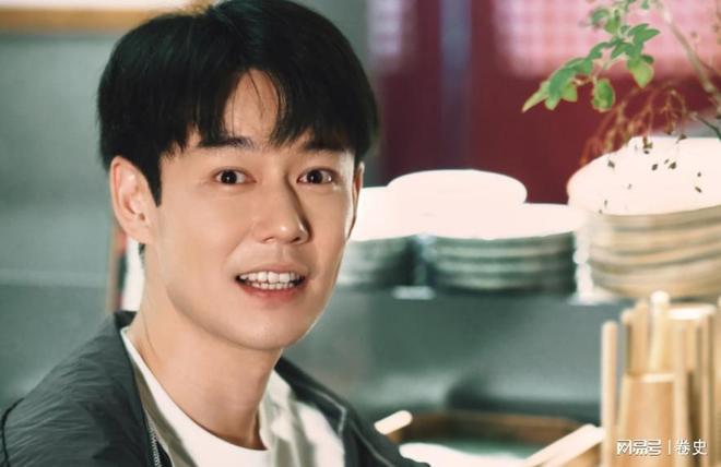 九游娱乐爸爸是国家一级演员出道15年不温不火36岁靠《四喜》终于红了(图1)