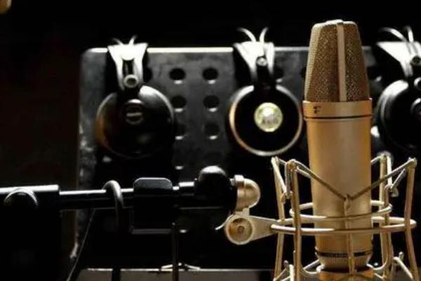 配音表演工九游娱乐作坊：声音的千面塑造(图1)