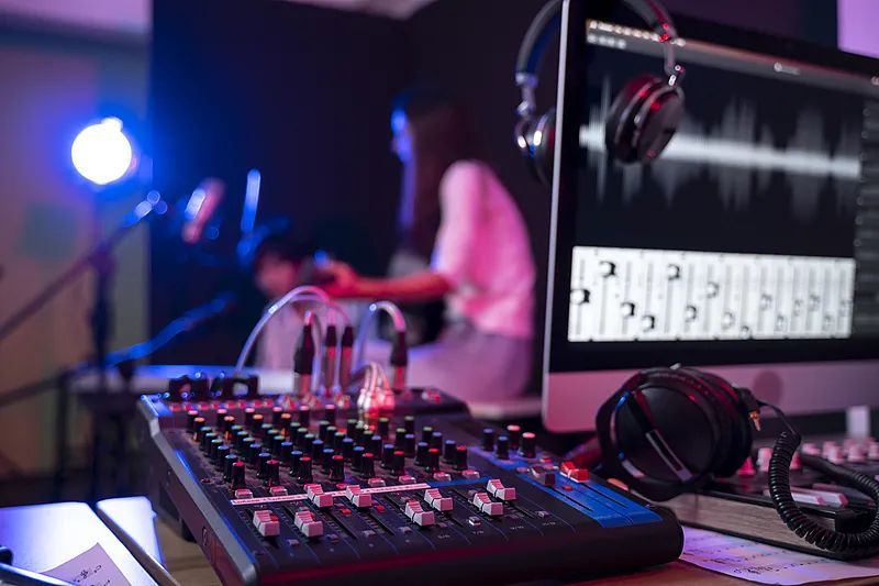 小九游娱乐岛秀夫的2025影视推荐：跨界配音《疯狂动物城2》引发热议