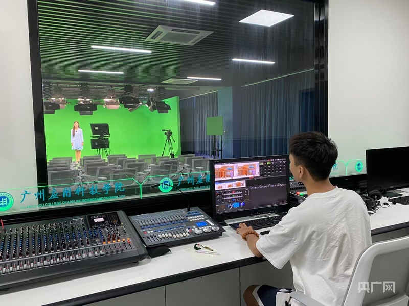 诵经典润心强实践赋能！广应科学子九游娱乐再赴“中华经典诵读大会”之约(图4)