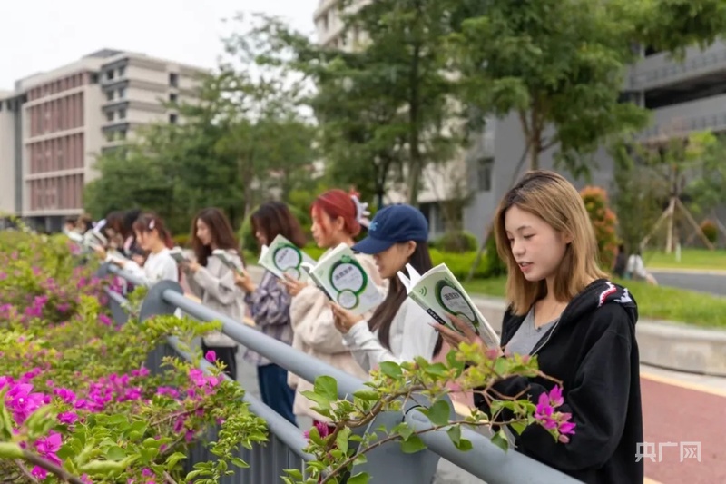 诵经典润心强实践赋能！广应科学子九游娱乐再赴“中华经典诵读大会”之约(图6)