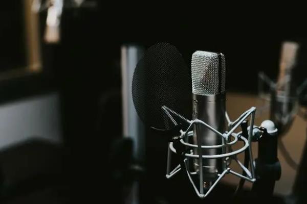 工人日报：AI“偷声”成灰产守护声音人格权刻不容缓九游娱乐(图1)